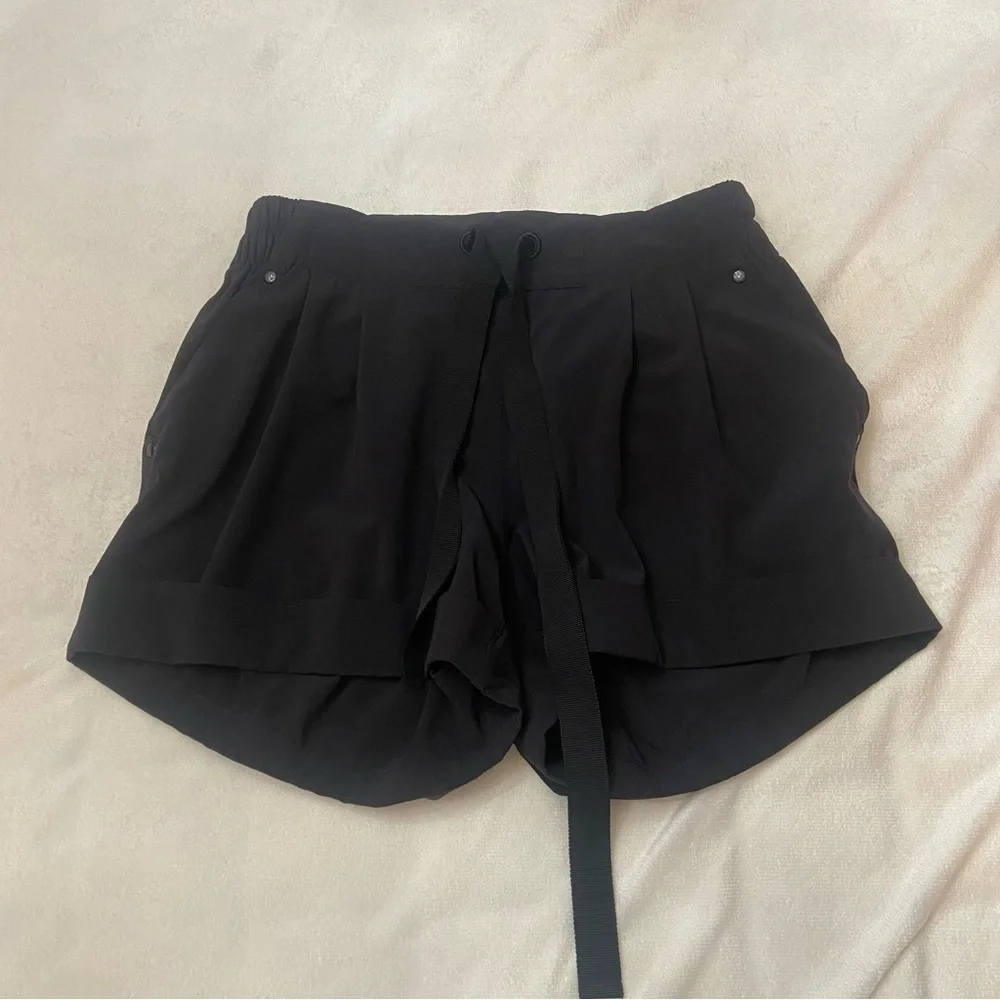 Lululemon Lululemon Spring Break Away Black Shorts Size 4 1134